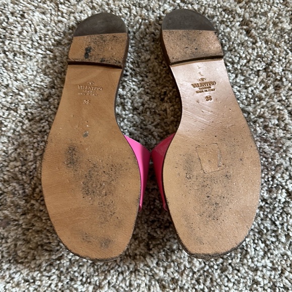 Valentino Garavani Enamel VLOGO Slide Sandal in Feminine - Picture 3 of 4